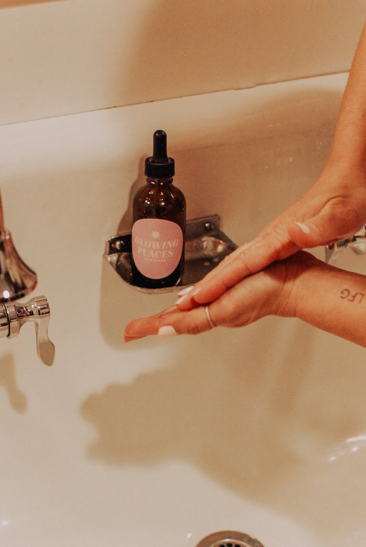 GLOWING PLACES, SKIN SERUM